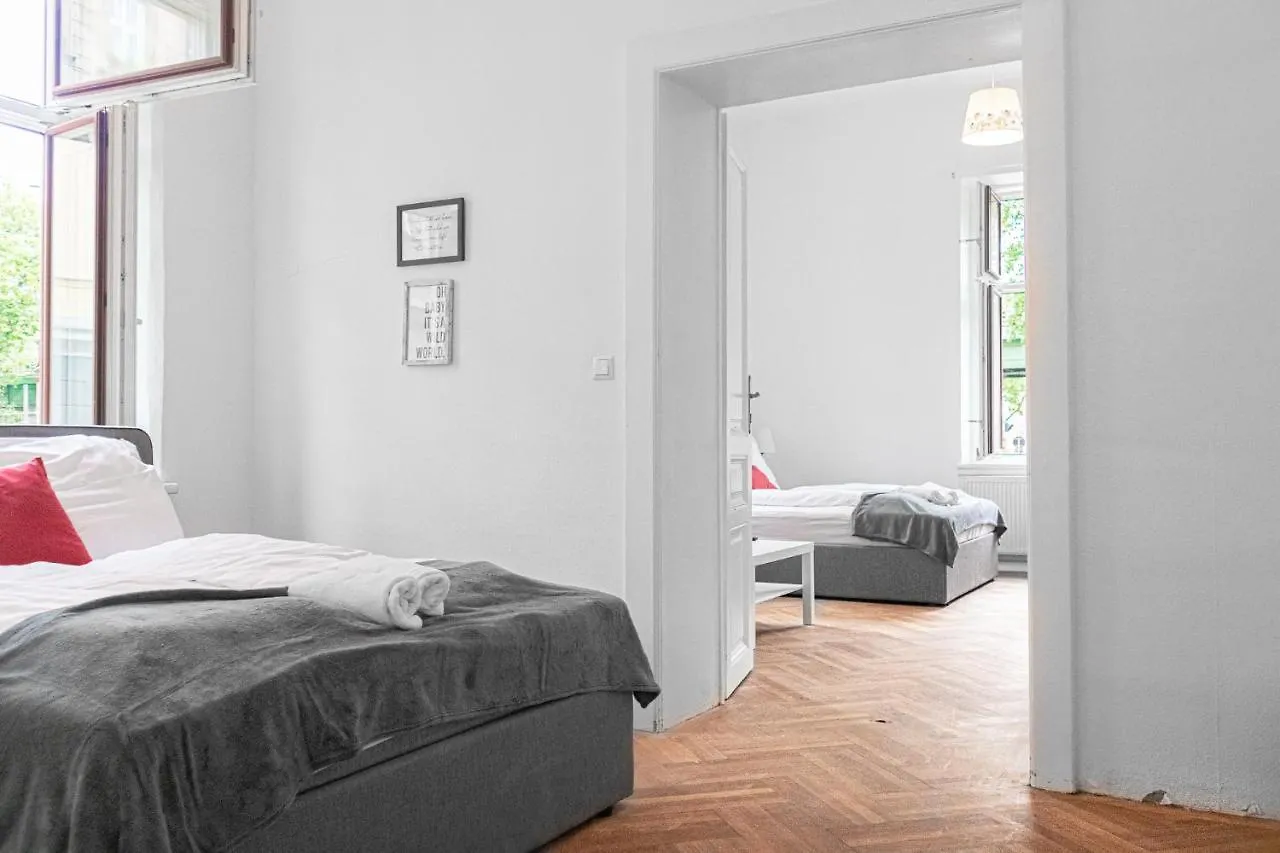 Classy 2Br Apt. W/ Exclusive Location Near Akh Vienna Apartment