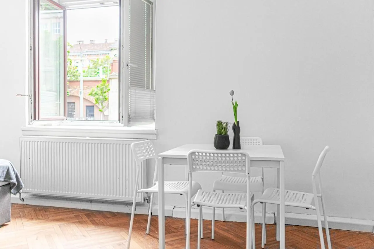 Classy 2Br Apt. W/ Exclusive Location Near Akh Vienna 0*,
